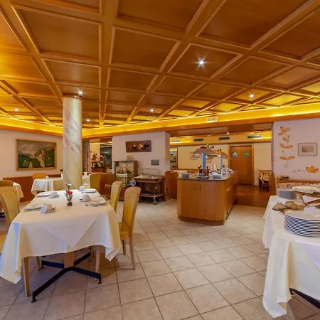 Fruehstuecks-hotel Olympia فندق تيرولو