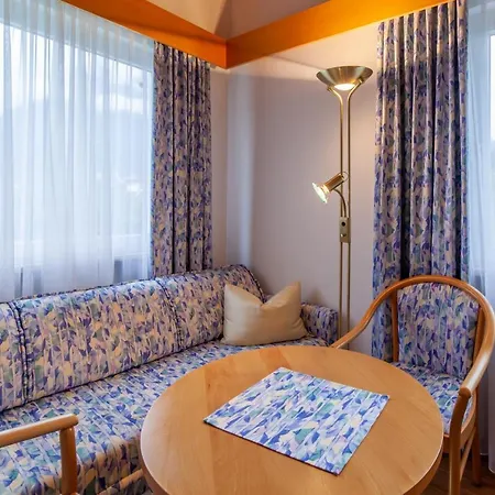 Fruehstuecks-hotel Olympia فندق تيرولو